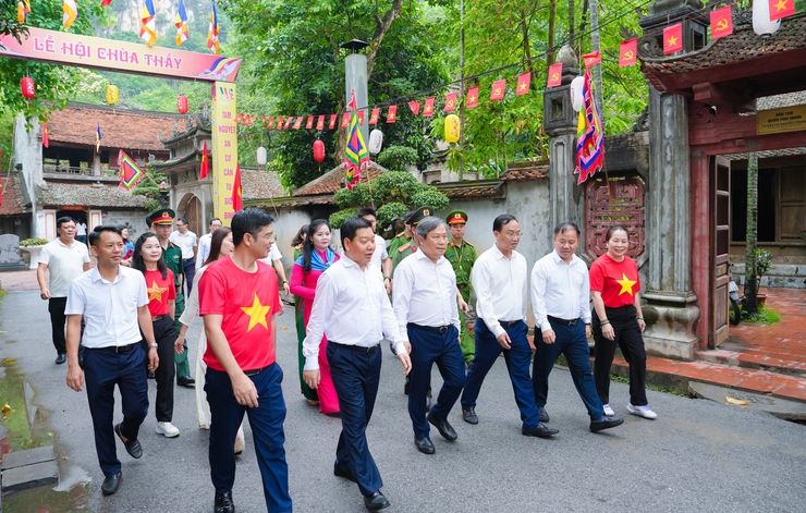 Đồng chí Chủ tịch UBND thành phố Hà Nội Vũ Đại Thắng dâng hương tại Chùa Thầy- Ảnh 2.