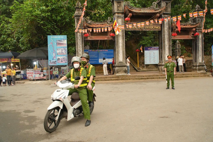 CÔNG AN XÃ TÂY PHƯƠNG TĂNG CƯỜNG ĐẢM BẢO AN NINH TRẬT TỰ LỄ HỘI CHÙA TÂY PHƯƠNG NĂM 2026- Ảnh 2.