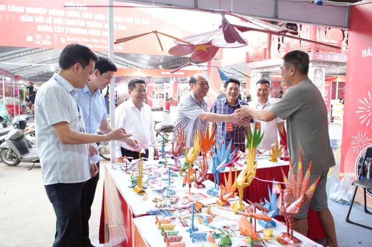 Đoàn công tác lãnh đạo xã trực tiếp khảo sát, kiểm tra thực tế tại khu vực các gian hàng trưng bày sản phẩm OCOP và làng nghề truyền thống.- Ảnh 2.