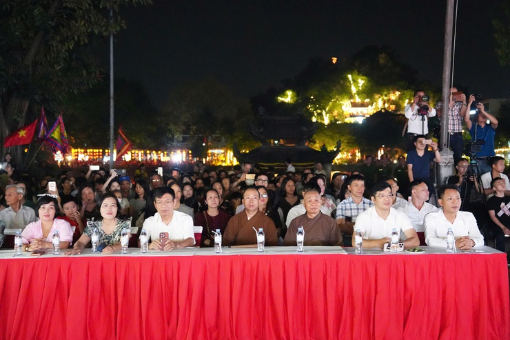 Chùa Thầy đêm 3D Mapping – đẹp “mê ly”, người xem đông chưa từng có ước tính có hơn 20.000 lượt đại biểu, nhân dân và du khách đã trực tiếp thưởng thức chương trình- Ảnh 2.