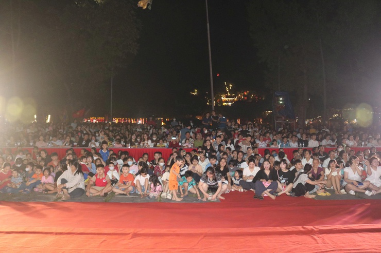 Chùa Thầy đêm 3D Mapping – đẹp “mê ly”, người xem đông chưa từng có ước tính có hơn 20.000 lượt đại biểu, nhân dân và du khách đã trực tiếp thưởng thức chương trình- Ảnh 6.