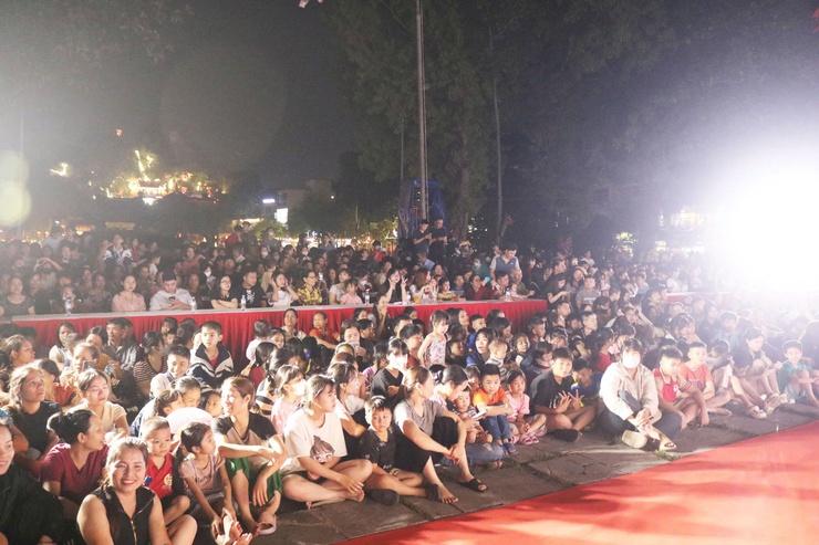 Chùa Thầy đêm 3D Mapping – đẹp “mê ly”, người xem đông chưa từng có ước tính có hơn 20.000 lượt đại biểu, nhân dân và du khách đã trực tiếp thưởng thức chương trình- Ảnh 7.