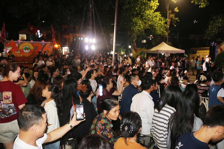 Chùa Thầy đêm 3D Mapping – đẹp “mê ly”, người xem đông chưa từng có ước tính có hơn 20.000 lượt đại biểu, nhân dân và du khách đã trực tiếp thưởng thức chương trình- Ảnh 5.