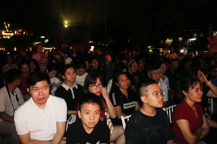 Chùa Thầy đêm 3D Mapping – đẹp “mê ly”, người xem đông chưa từng có ước tính có hơn 20.000 lượt đại biểu, nhân dân và du khách đã trực tiếp thưởng thức chương trình- Ảnh 8.