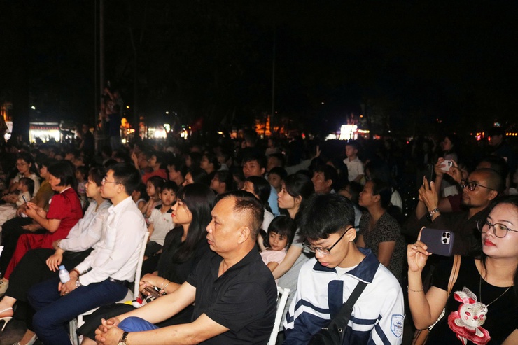 Chùa Thầy đêm 3D Mapping – đẹp “mê ly”, người xem đông chưa từng có ước tính có hơn 20.000 lượt đại biểu, nhân dân và du khách đã trực tiếp thưởng thức chương trình- Ảnh 9.