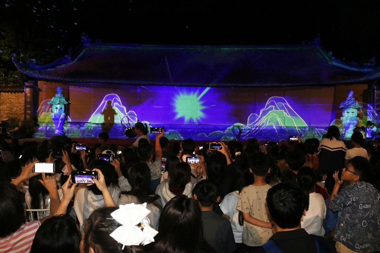 Chùa Thầy đêm 3D Mapping – đẹp “mê ly”, người xem đông chưa từng có ước tính có hơn 20.000 lượt đại biểu, nhân dân và du khách đã trực tiếp thưởng thức chương trình- Ảnh 27.