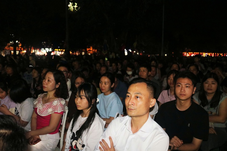 Chùa Thầy đêm 3D Mapping – đẹp “mê ly”, người xem đông chưa từng có ước tính có hơn 20.000 lượt đại biểu, nhân dân và du khách đã trực tiếp thưởng thức chương trình- Ảnh 28.