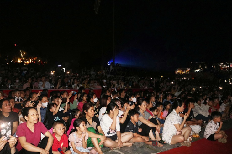 Chùa Thầy đêm 3D Mapping – đẹp “mê ly”, người xem đông chưa từng có ước tính có hơn 20.000 lượt đại biểu, nhân dân và du khách đã trực tiếp thưởng thức chương trình- Ảnh 29.