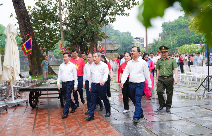 Đồng chí Chủ tịch UBND thành phố Hà Nội Vũ Đại Thắng dâng hương tại Chùa Thầy- Ảnh 3.