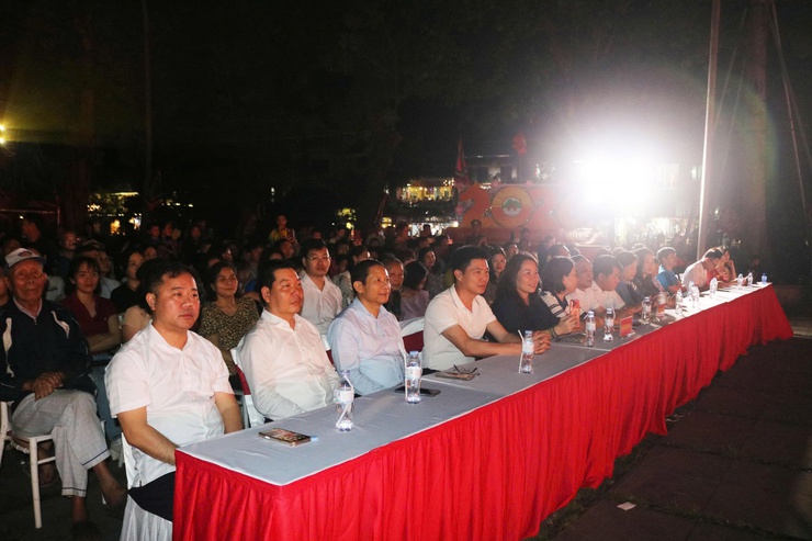 Chùa Thầy đêm 3D Mapping – đẹp “mê ly”, người xem đông chưa từng có ước tính có hơn 20.000 lượt đại biểu, nhân dân và du khách đã trực tiếp thưởng thức chương trình- Ảnh 1.