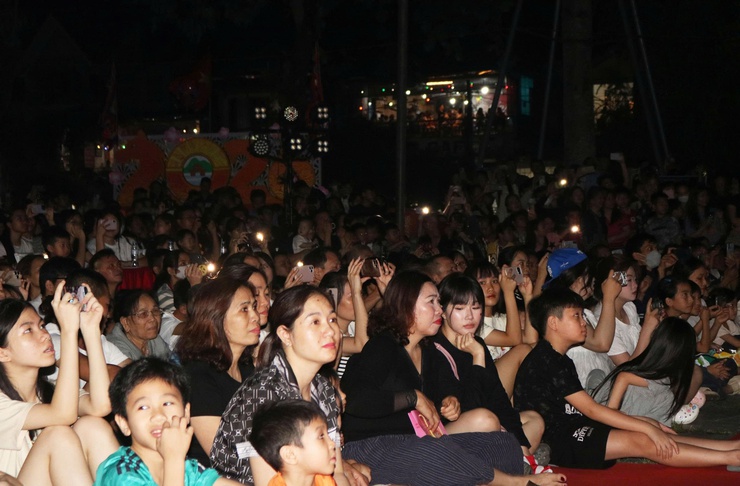 Chùa Thầy đêm 3D Mapping – đẹp “mê ly”, người xem đông chưa từng có ước tính có hơn 20.000 lượt đại biểu, nhân dân và du khách đã trực tiếp thưởng thức chương trình- Ảnh 30.