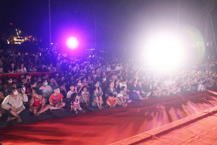 Chùa Thầy đêm 3D Mapping – đẹp “mê ly”, người xem đông chưa từng có ước tính có hơn 20.000 lượt đại biểu, nhân dân và du khách đã trực tiếp thưởng thức chương trình- Ảnh 31.