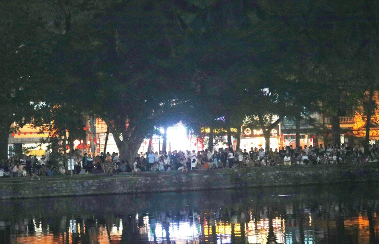 Chùa Thầy đêm 3D Mapping – đẹp “mê ly”, người xem đông chưa từng có ước tính có hơn 20.000 lượt đại biểu, nhân dân và du khách đã trực tiếp thưởng thức chương trình- Ảnh 32.