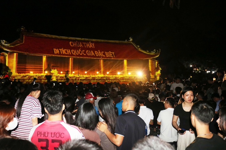 Chùa Thầy đêm 3D Mapping – đẹp “mê ly”, người xem đông chưa từng có ước tính có hơn 20.000 lượt đại biểu, nhân dân và du khách đã trực tiếp thưởng thức chương trình- Ảnh 34.