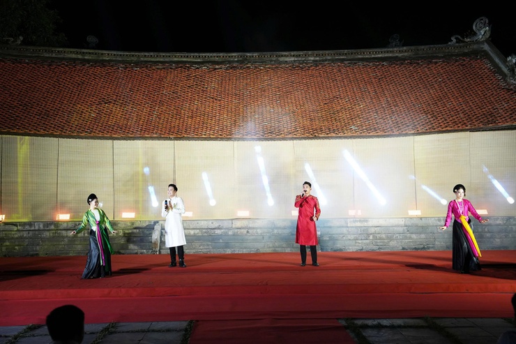 Chùa Thầy đêm 3D Mapping – đẹp “mê ly”, người xem đông chưa từng có ước tính có hơn 20.000 lượt đại biểu, nhân dân và du khách đã trực tiếp thưởng thức chương trình- Ảnh 38.