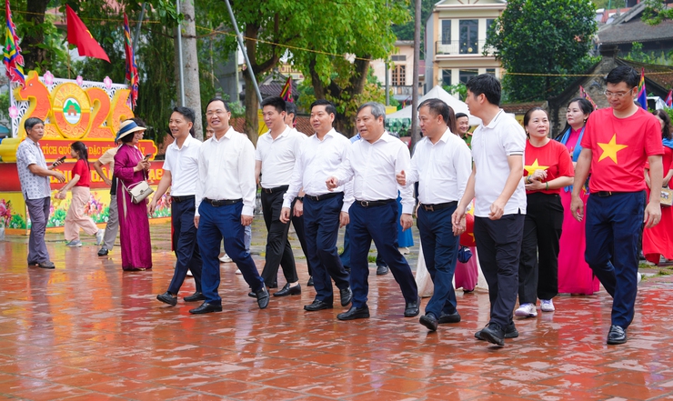 Đồng chí Chủ tịch UBND thành phố Hà Nội Vũ Đại Thắng dâng hương tại Chùa Thầy- Ảnh 4.