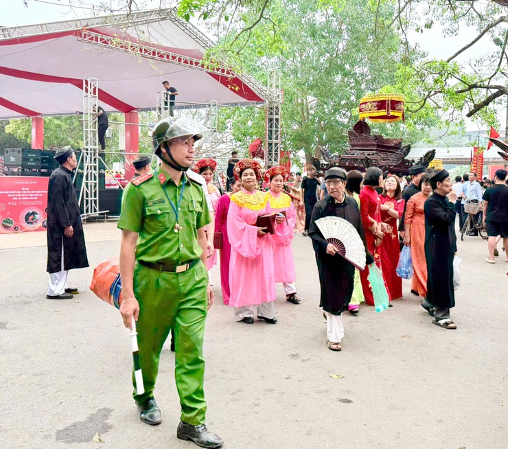 CÔNG AN XÃ TÂY PHƯƠNG TĂNG CƯỜNG ĐẢM BẢO AN NINH TRẬT TỰ LỄ HỘI CHÙA TÂY PHƯƠNG NĂM 2026- Ảnh 3.