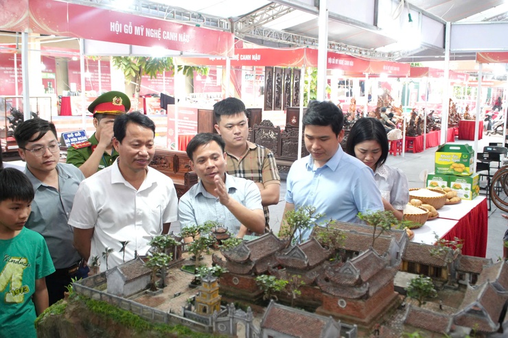 Đoàn công tác lãnh đạo xã trực tiếp khảo sát, kiểm tra thực tế tại khu vực các gian hàng trưng bày sản phẩm OCOP và làng nghề truyền thống.- Ảnh 4.