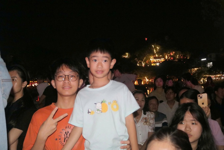 Chùa Thầy đêm 3D Mapping – đẹp “mê ly”, người xem đông chưa từng có ước tính có hơn 20.000 lượt đại biểu, nhân dân và du khách đã trực tiếp thưởng thức chương trình- Ảnh 4.