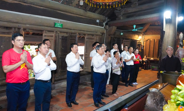 Đồng chí Chủ tịch UBND thành phố Hà Nội Vũ Đại Thắng dâng hương tại Chùa Thầy- Ảnh 5.