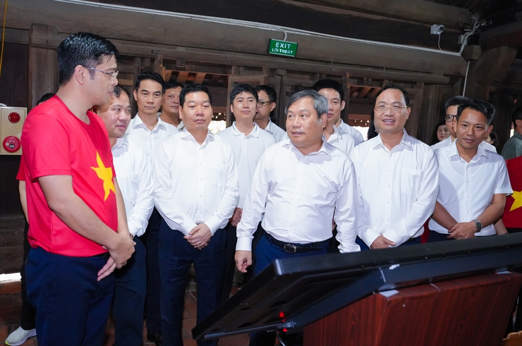 Đồng chí Chủ tịch UBND thành phố Hà Nội Vũ Đại Thắng dâng hương tại Chùa Thầy- Ảnh 6.