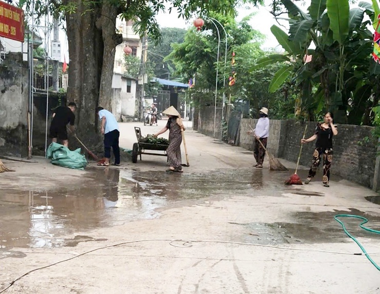 Phụ nữ xã Quảng Bị ra quân “Ngày Chủ nhật xanh”, tăng cường phòng chống sốt xuất huyết- Ảnh 3.