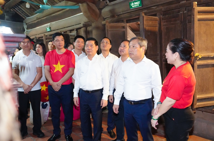 Đồng chí Chủ tịch UBND thành phố Hà Nội Vũ Đại Thắng dâng hương tại Chùa Thầy- Ảnh 7.