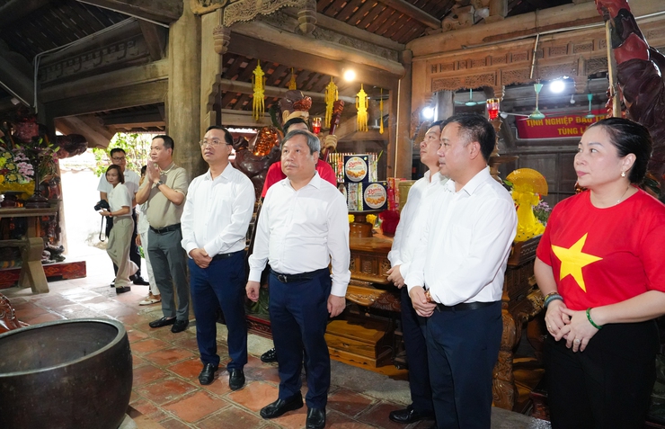 Đồng chí Chủ tịch UBND thành phố Hà Nội Vũ Đại Thắng dâng hương tại Chùa Thầy- Ảnh 8.