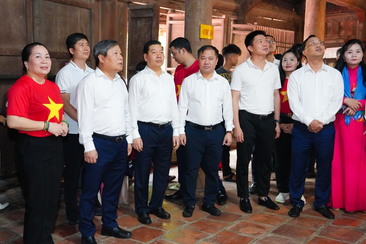 Đồng chí Chủ tịch UBND thành phố Hà Nội Vũ Đại Thắng dâng hương tại Chùa Thầy- Ảnh 9.