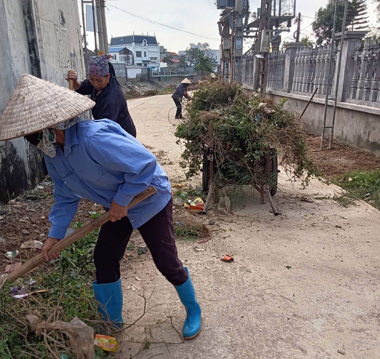 Xã Trần Phú ra quân tổng vệ sinh môi trường, diệt bọ gậy phòng chống dịch sốt xuất huyết - Ảnh 1.