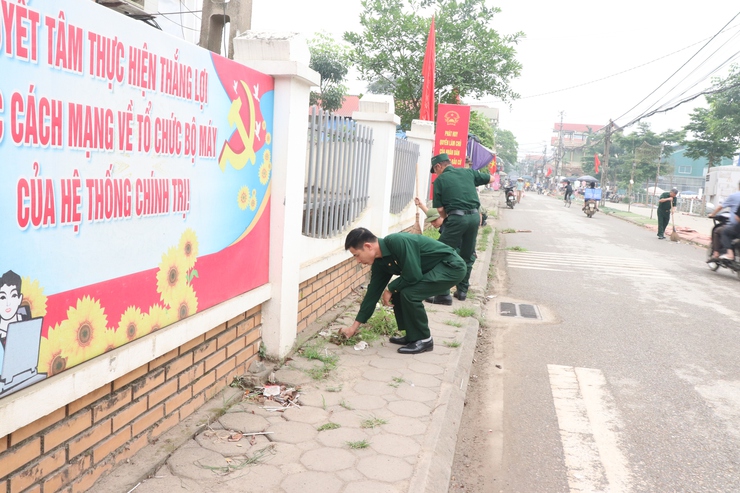 Hội Cựu chiến binh xã Phú Nghĩa tổ chức vệ sinh môi trường “sáng – xanh – sạch – đẹp”- Ảnh 1.
