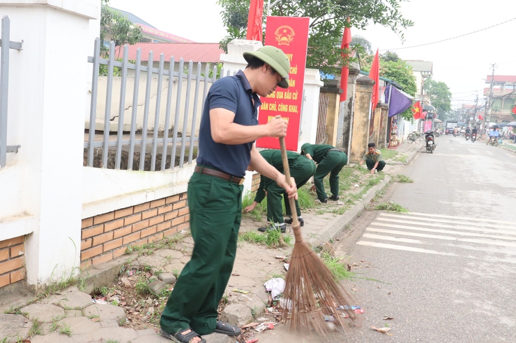 Hội Cựu chiến binh xã Phú Nghĩa tổ chức vệ sinh môi trường “sáng – xanh – sạch – đẹp”- Ảnh 2.