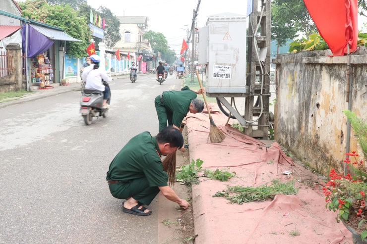 Hội Cựu chiến binh xã Phú Nghĩa tổ chức vệ sinh môi trường “sáng – xanh – sạch – đẹp”- Ảnh 3.