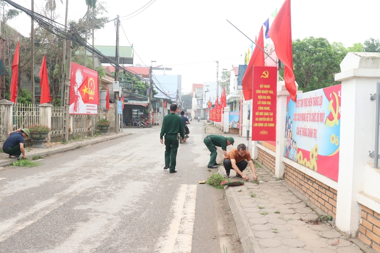 Hội Cựu chiến binh xã Phú Nghĩa tổ chức vệ sinh môi trường “sáng – xanh – sạch – đẹp”- Ảnh 4.
