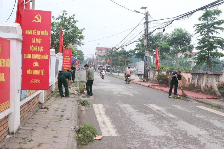Hội Cựu chiến binh xã Phú Nghĩa tổ chức vệ sinh môi trường “sáng – xanh – sạch – đẹp”- Ảnh 5.