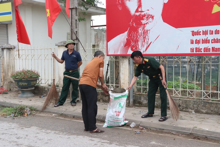 Hội Cựu chiến binh xã Phú Nghĩa tổ chức vệ sinh môi trường “sáng – xanh – sạch – đẹp”- Ảnh 6.