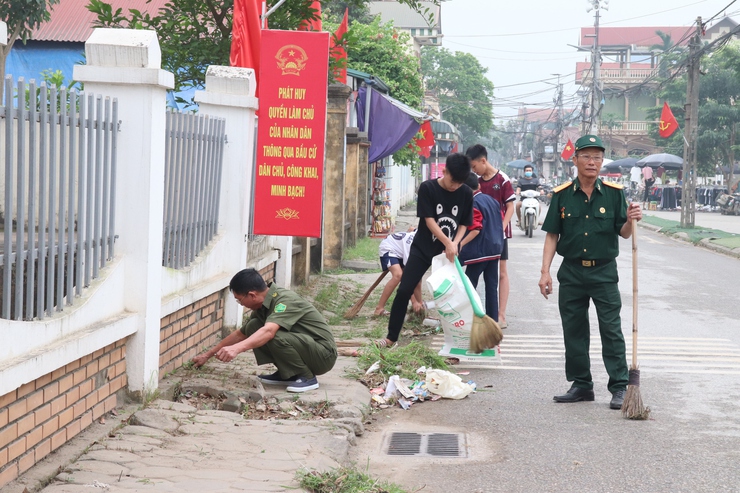 Hội Cựu chiến binh xã Phú Nghĩa tổ chức vệ sinh môi trường “sáng – xanh – sạch – đẹp”- Ảnh 7.