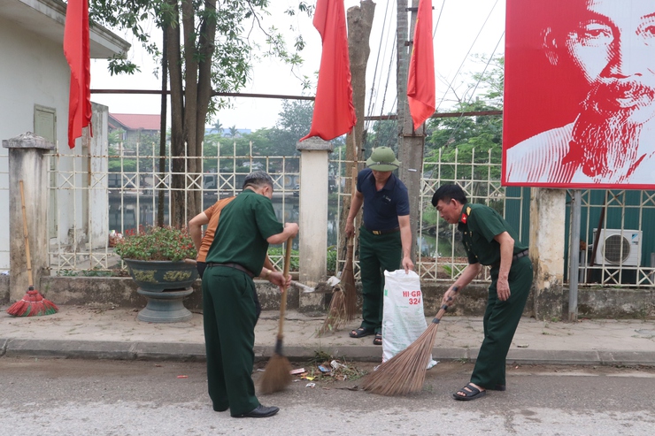 Hội Cựu chiến binh xã Phú Nghĩa tổ chức vệ sinh môi trường “sáng – xanh – sạch – đẹp”- Ảnh 8.