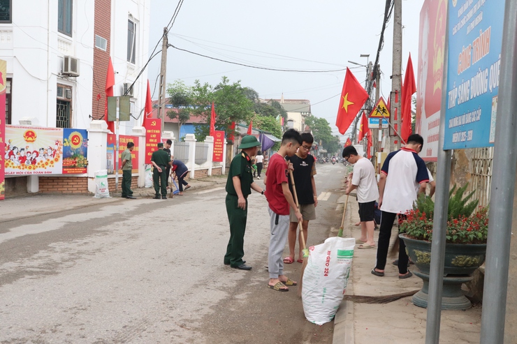 Hội Cựu chiến binh xã Phú Nghĩa tổ chức vệ sinh môi trường “sáng – xanh – sạch – đẹp”- Ảnh 9.