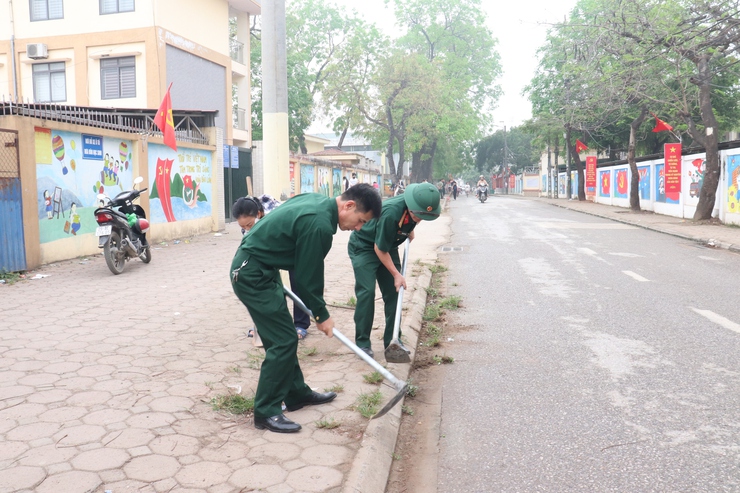 Hội Cựu chiến binh xã Phú Nghĩa tổ chức vệ sinh môi trường “sáng – xanh – sạch – đẹp”- Ảnh 11.