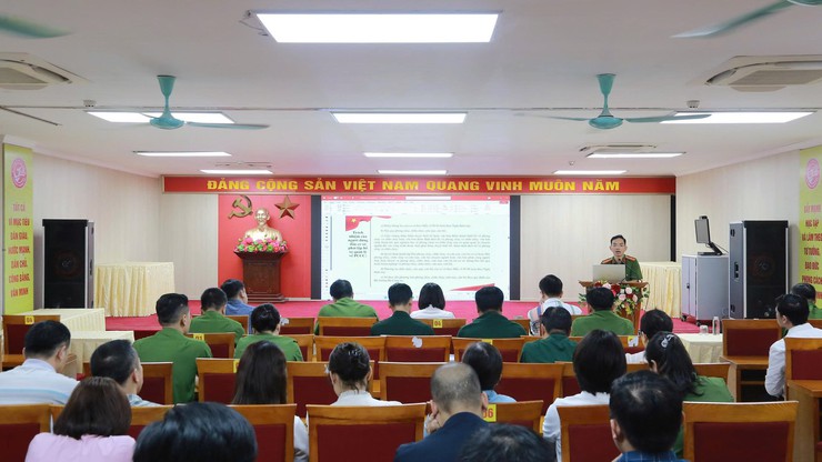 Tập huấn công tác PCCC, CNCH cho đội ngũ cán bộ công chức, người lao động phường Dương Nội- Ảnh 2.