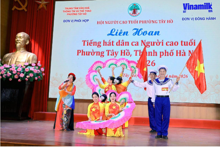 Lan tỏa giá trị truyền thống từ Liên hoan Tiếng hát dân ca Người cao tuổi phường Tây Hồ- Ảnh 2.