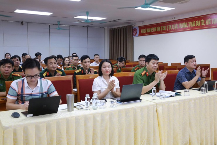 Tập huấn công tác PCCC, CNCH cho đội ngũ cán bộ công chức, người lao động phường Dương Nội- Ảnh 1.