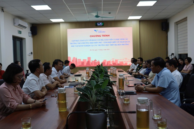 Phường Xuân Đỉnh gặp mặt, giao lưu, ký kết hợp tác giáo dục với đoàn cán bộ, giáo viên, học sinh phường Điện Biên Phủ (tỉnh Điện Biên)- Ảnh 1.