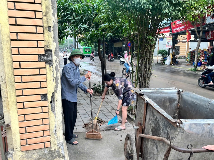 Trạm Y tế phường Yên Nghĩa ra quân tổng vệ sinh môi trường phòng, chống dịch bệnh sốt xuất huyết- Ảnh 2.