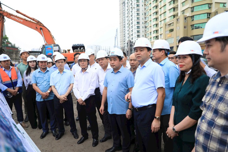 ĐỒNG CHÍ BÍ THƯ THÀNH ỦY HÀ NỘI KIỂM TRA THỰC ĐỊA DỰ ÁN ĐƯỜNG VÀNH ĐAI 2.5 QUA ĐỊA BÀN PHƯỜNG CẦU GIẤY- Ảnh 1.