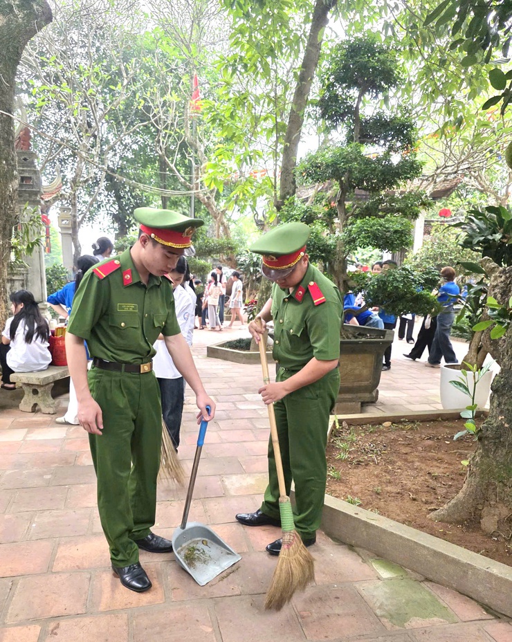 Tuổi trẻ Tây Phương ra quân vệ sinh môi trường, sẵn sàng khai hội lễ hội truyền thống quốc gia Chùa Tây Phương 2026- Ảnh 3.