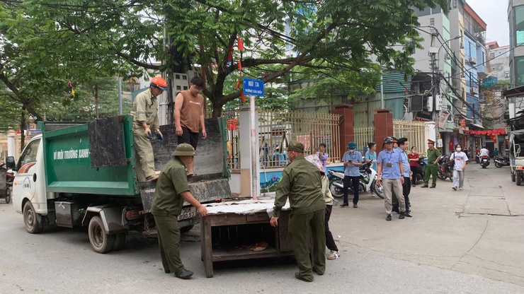 Phường Tây Tựu tiếp tục xử lý Trật tự đô thị, vệ sinh môi trường tại tuyến đường Cầu Diễn- Ảnh 3.