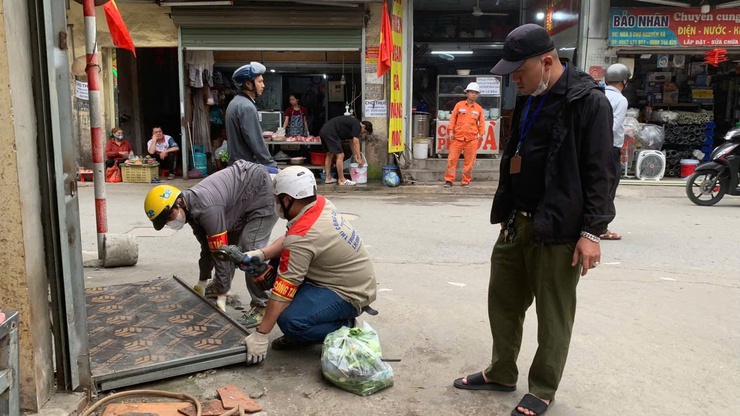 Phường Tây Tựu tiếp tục xử lý Trật tự đô thị, vệ sinh môi trường tại tuyến đường Cầu Diễn- Ảnh 2.