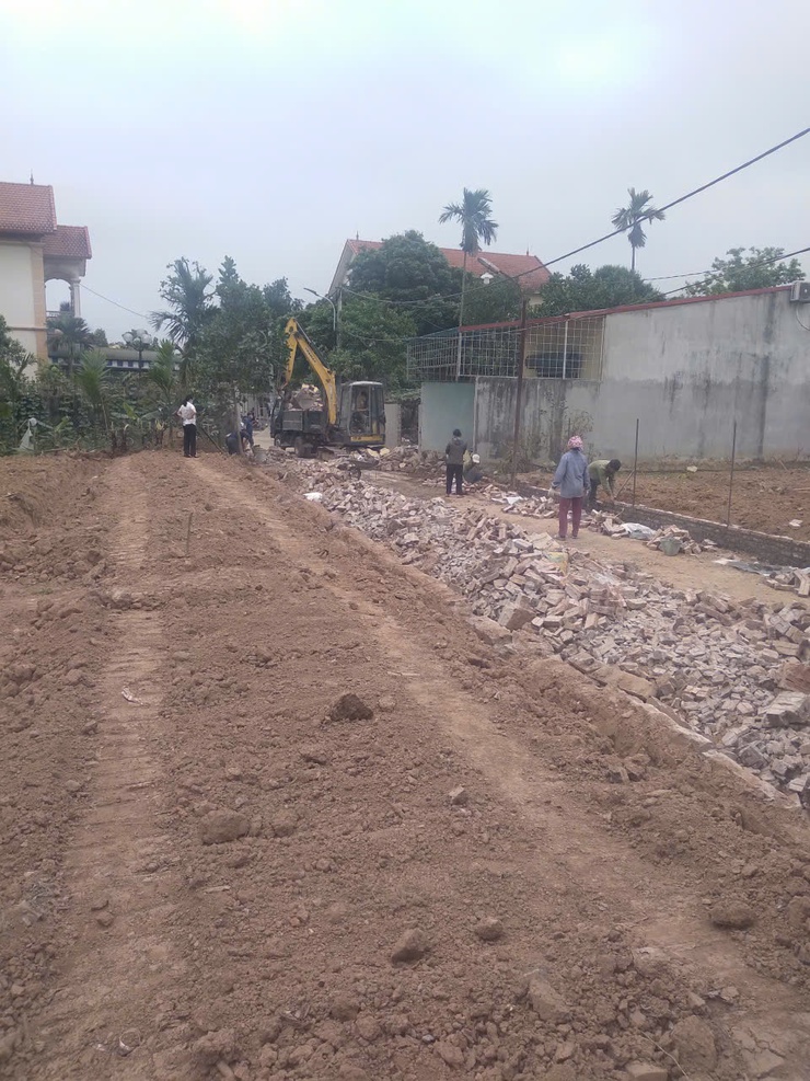 THÔN 4: NHÂN DÂN ĐỒNG LÒNG HIẾN HƠN 300M2 ĐẤT, MỞ RỘNG TUYẾN ĐƯỜNG GIAO THÔNG NÔNG THÔN- Ảnh 1.